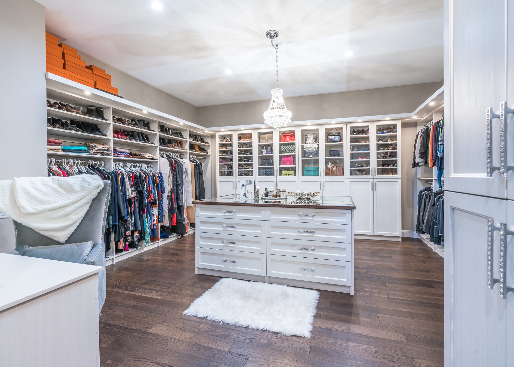 6 Tips for Designing a Luxurious Walk-In Closet
